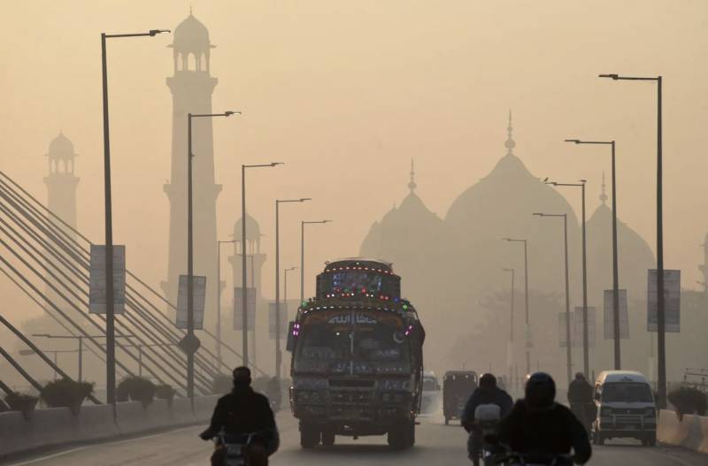 Thick smog shuts down Pakistan’s Lahore, sickens tens of thousands